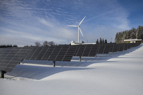 Sonne und Wind zusammen im Schnee