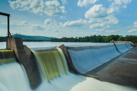 Wasserkraftanlage zur Erzeugung erneuerbarer Energie an einem Fluss