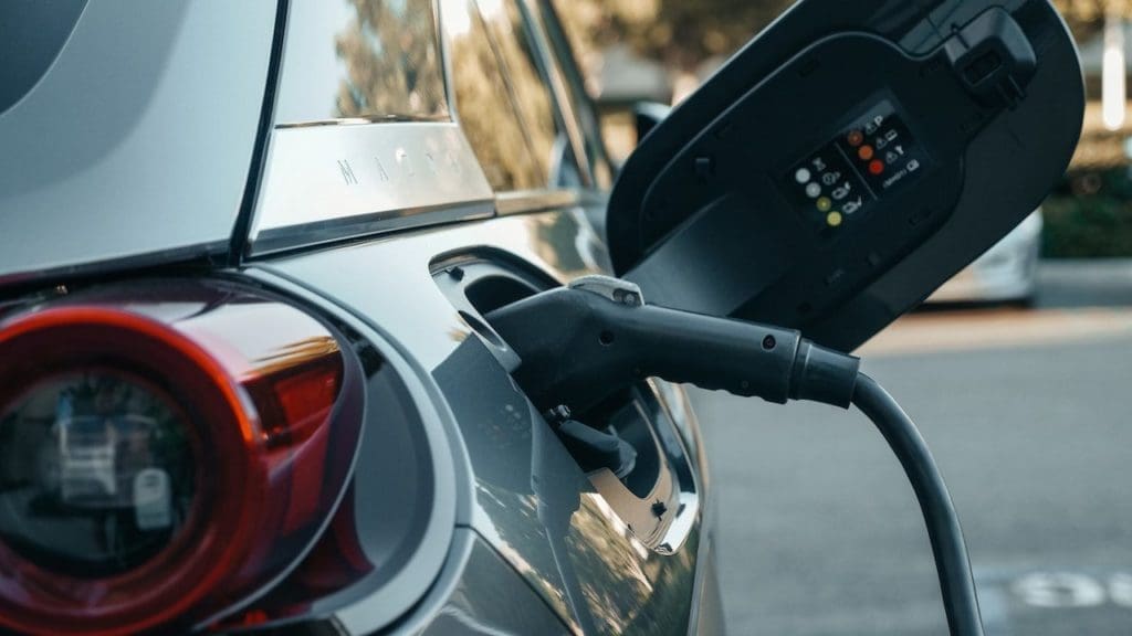 Cargador de vehículo eléctrico conectado a un coche eléctrico