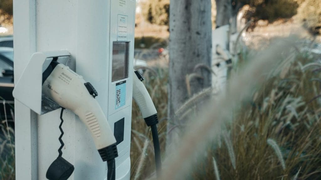 Estación de carga para coches eléctricos en el parking