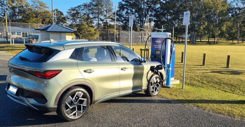 Hurtig opladning af BYD-elbiler på Nabiac NRMA Fast Charger