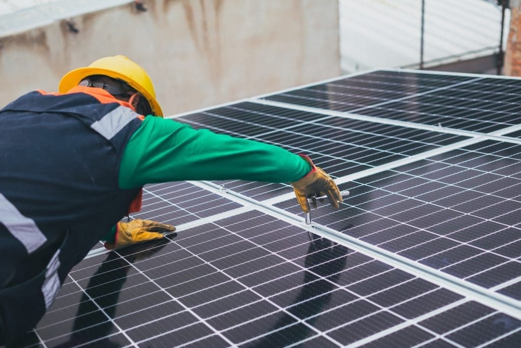 Hombre trabajando en panel solar