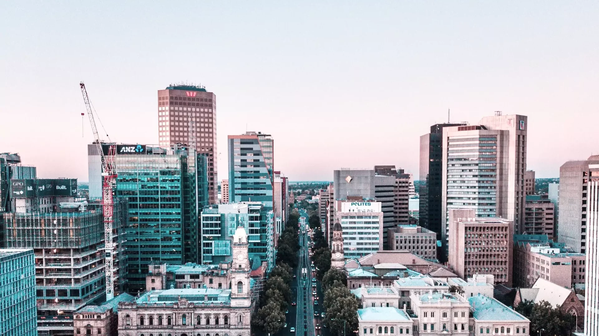 Installatie van zonnepanelen in Adelaide en panoramisch uitzicht over de stad