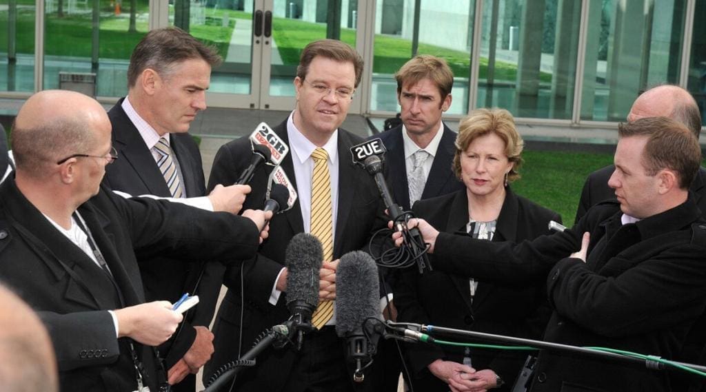 Rob Oakshott, Christine Milne, Tony Windsor, John Grimes und ??  Halten Sie am Mittwoch, den 22. Juni 2011, eine Pressekonferenz im Senate Courtyard Parliament House in Canberra ab. Foto: Mark Graham.