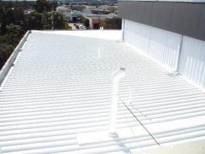 El techo del Blacktown RSL se pintó de blanco en preparación para la instalación de paneles solares Solyndra de 100 kW.