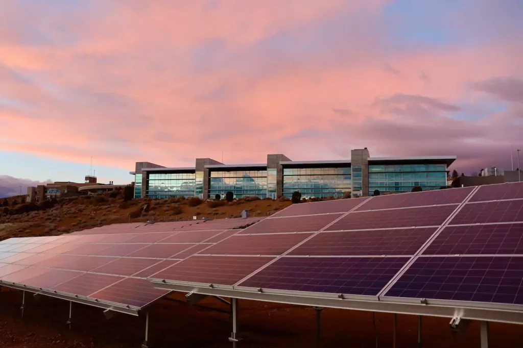 200-kW-Solarpaneele vor einem modernen Gebäude