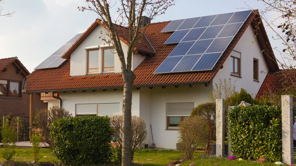 5-kW-Solaranlage für Wohngebäude auf Ziegeldach installiert