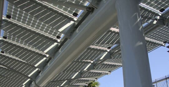 Onyx Solar BIPV-Überdachung