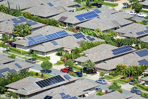 Paneles solares instalados en el tejado de una casa para obtener energía sostenible