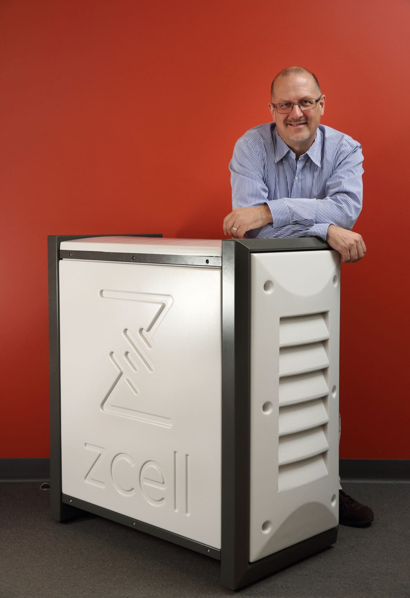 Simon-Hackett-con-caja-de-batería-zcell-02-1mb