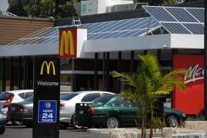 Udsigt over McDonalds Kilsyth restaurant fra gaden