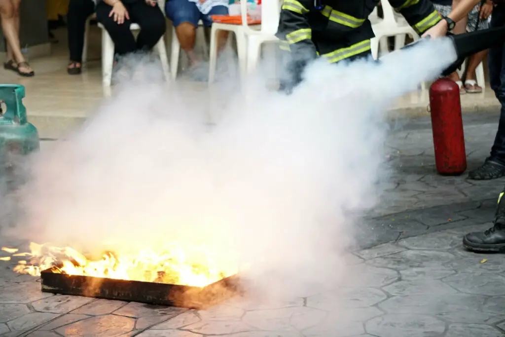 ¿Qué debo hacer con los extintores caducados?