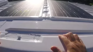 Pricvrscivanje fleksibilnih solarnih panela na krov kombija puni vodic89543 wop
