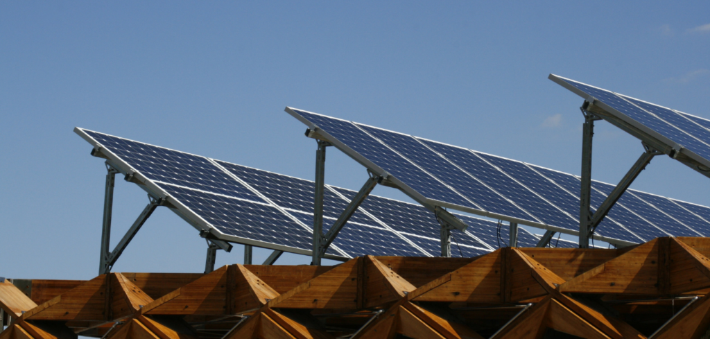 Nekoliko velikih nizova solarnih ploča nagnutih prema suncu za maksimalnu proizvodnju energije.