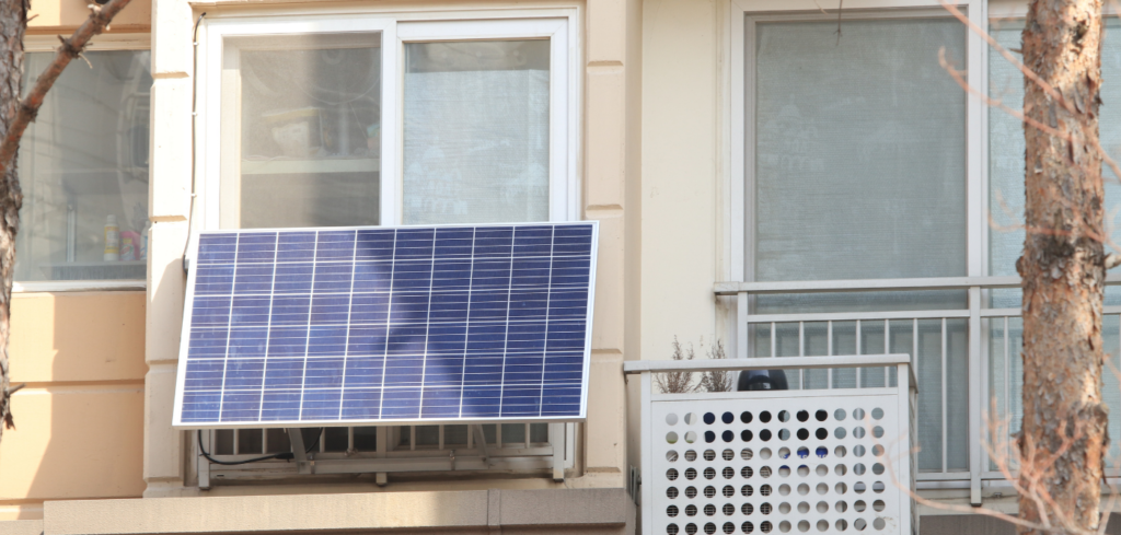 Solarni paneli postavljeni s vanjske strane prozora stana.