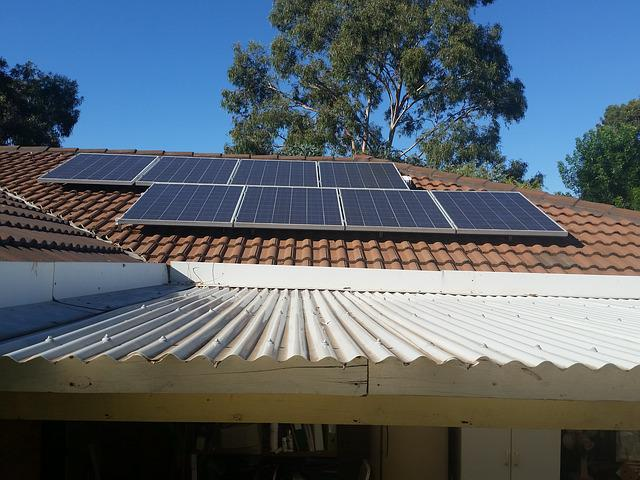8 solarnih panela na krovu u predgrađu.