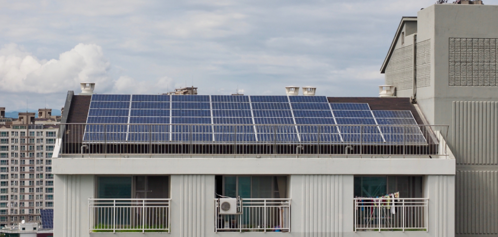 Solarni paneli postavljeni su na krovu stambene zgrade.